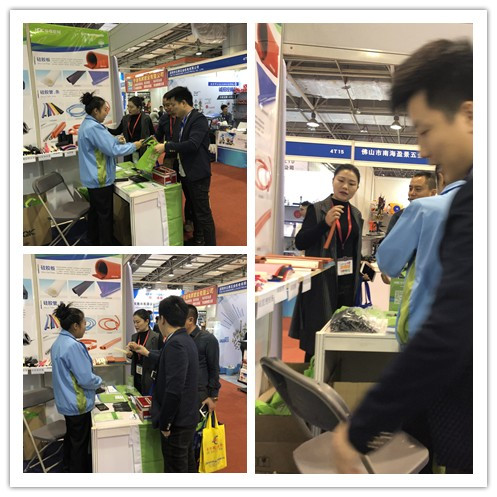 91香蕉污人向客戶熱情介（jiè）紹產品